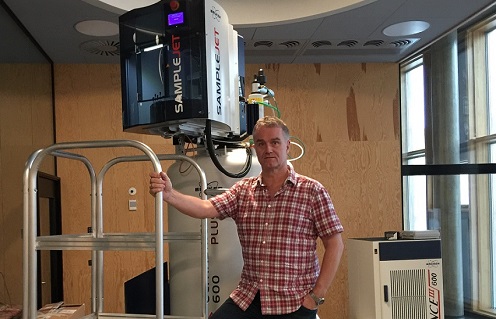 Picture of professor Søren Balling Engelsen by a NMR scanner