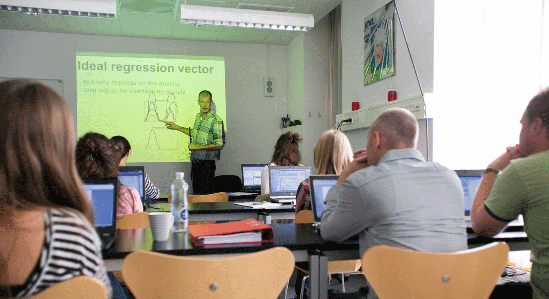 foto af undervisningssituation med lærer og elever