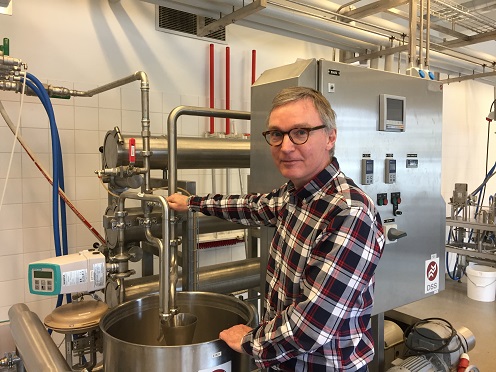 Picture of professor Mogens Larsen Andersen with UCPH FOOD's new brewery machine
