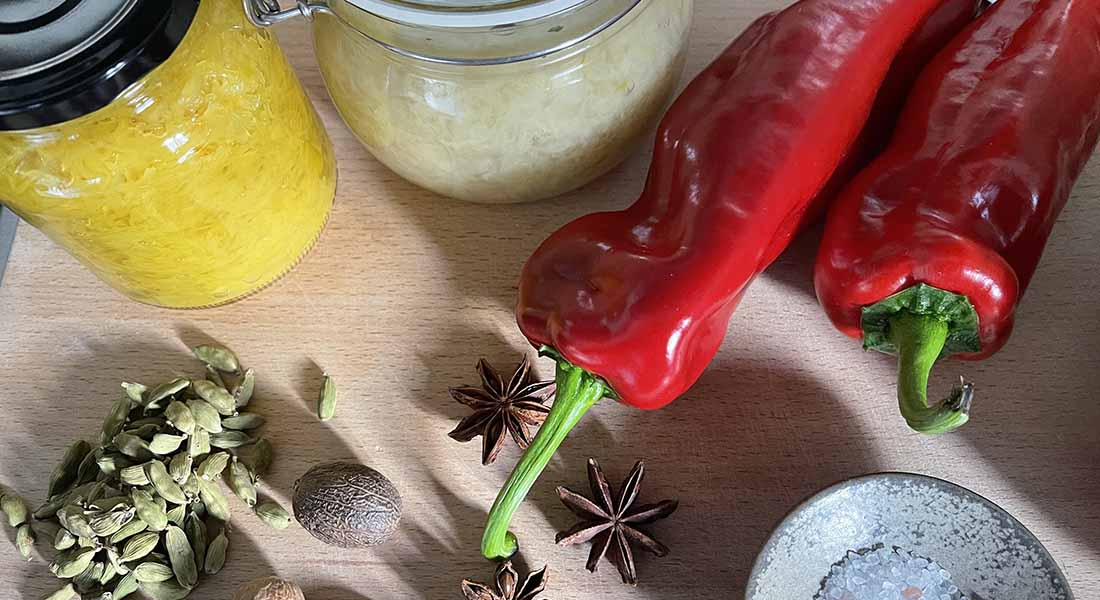 Foto af sauerkraut og peberfrugt